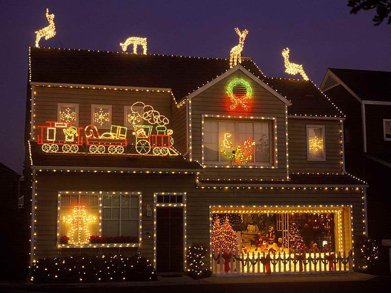 Outdoor Christmas Lights Ideas For The Roof